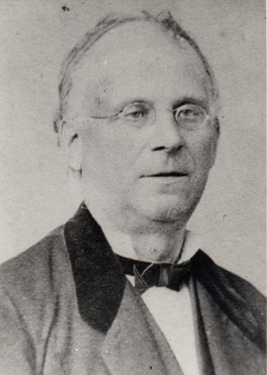Photographie von Johannes Eckhard in höherem Alter, nur Gesicht und Schultern, mit Brille.