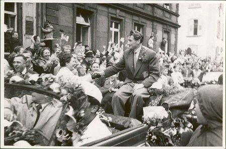 Fritz Walter beim WM-Empfang in der Kaiserslauterer Innenstadt, 7. Juli 1954 (Stadtarchiv Kaiserslautern, Sammlung Schuster)
