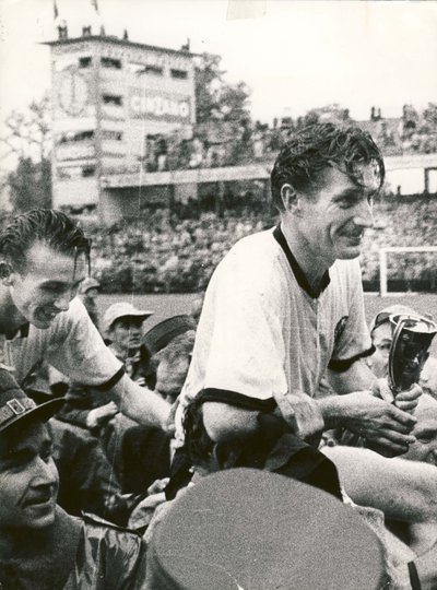 Fritz Walter und Horst Eckel nach dem Gewinn der Fußballweltmeisterschaft in Bern 1954 (Stadtarchiv Kaiserslautern, Sammlung Schuster)