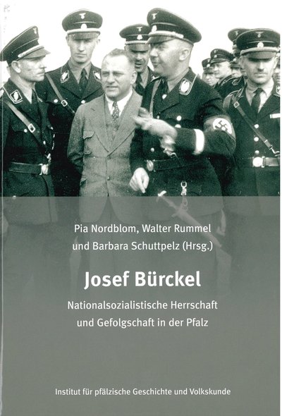 Cover eines Sammelbandes zu Josef Bürckel, auf dem Cover Bürckel in SS-Uniform umgeben von anderen Männern in SS-Uniform und einem Mann in Anzug.