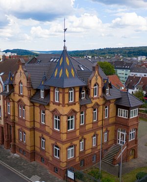 Luftbild der Gründerzeitvilla im Benzinoring, in welcher das Institut für pfälzische Geschichte und Volkskunde sitzt.
