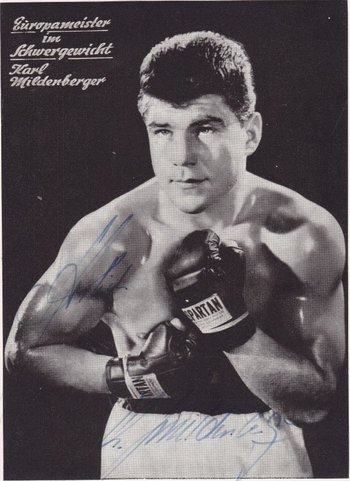 Eine Autogrammkarte Karl Mildenbergers, auf der in Kampfpose zu sehen ist.