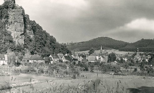 20. Mai 2025, 19:00 Uhr, IPGV: »de Schmidte Peter und s Fischers Emma. Zur Herstellung von Dörflichkeit durch inoffiziell-dialektale Namen« – Vortrag von Dr. Theresa Schweden, Mainz