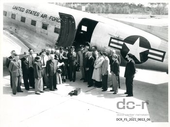 Auf der Air Base Ramstein: Die Bürgermeister des Landkreises Kaiserslautern werden von Base Commander Colonel Bickell zu einem Rundflug mit der Douglas C-47 A über die Pfalz eingeladen (frühe 1950er Jahre); Fotoarchiv, Docu Center Ramstein.