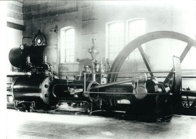 Schwarz-weiß Photographie einer alten Industriemaschine.